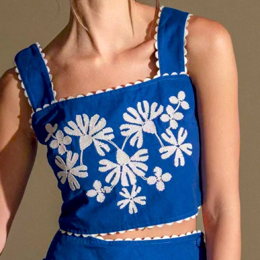 NWT! Exquisite embroidery navy top